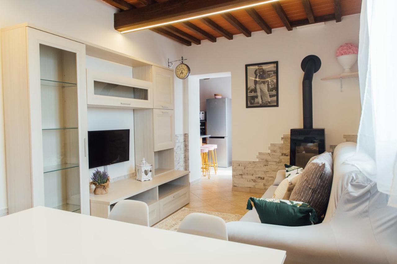 Country Chic Pistoia-Casa In Campagna Giardino, Parking Exterior photo